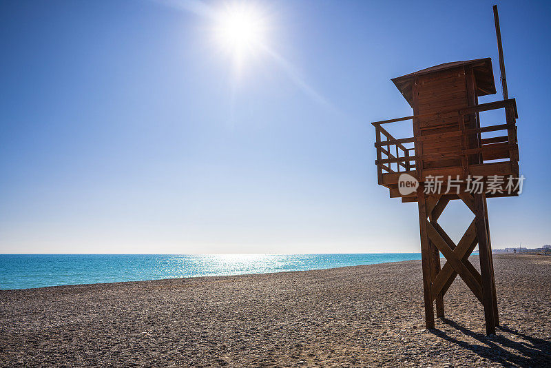 巴伦西亚Sagunto Canet海滩，地中海边蓝天上的海滩瞭望塔